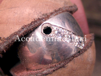 RING WITH DIAGONAL STONE SETTING