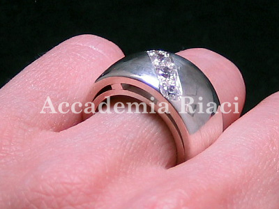 RING WITH DIAGONAL STONE SETTING