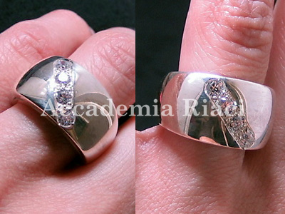 RING WITH DIAGONAL STONE SETTING